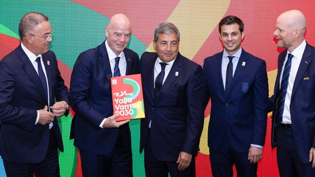 Gianni Infantino, presidente de la FIFA, con los Presidentes: Fouzi Lekjaa (Fed. Marruecos) y Fernando Gomes (Fed. Portugal); y Álvaro de Miguel, Secretario General de la RFEF. Foto: RFEF.