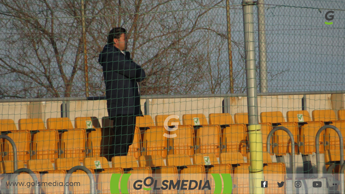 Libero Parri, gestor del CF Gandía observando un partido del equipo en la Ciutat Esportiva Pamesa del CD Roda.