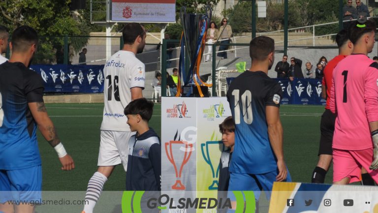 Los jugadores del Buñol y Manises saliendo a la final de La Nostra Copa 2024.