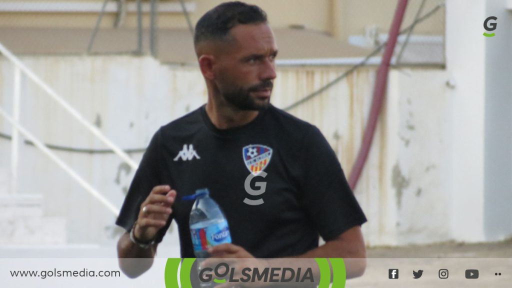 Adrián Ferrandis en su primer partido con la UD Alzira.