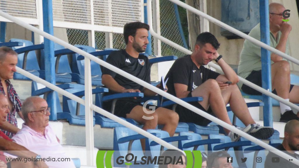 Nacho Mata (izquierda) analizando el encuentro de la UD Alzira