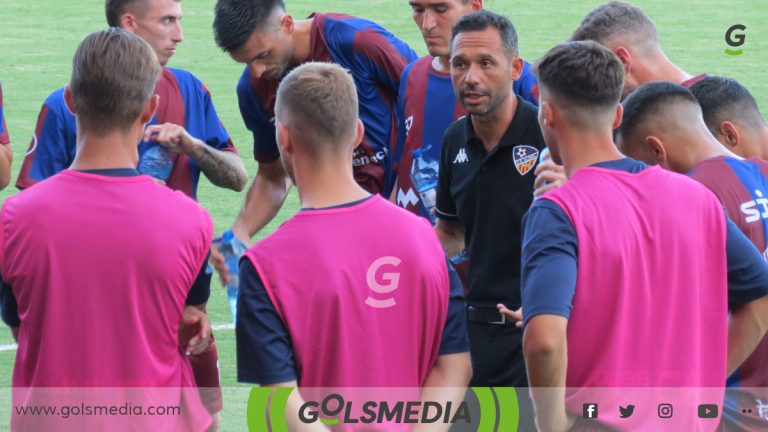 Adrián Ferrandis, entrenador de la UD Alzira.