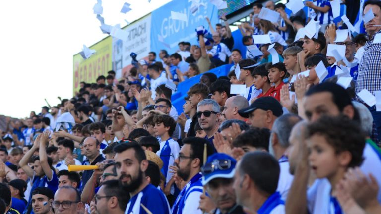 La afición del CD Alcoyano animando en El Collao. Foto: CD Alcoyano.