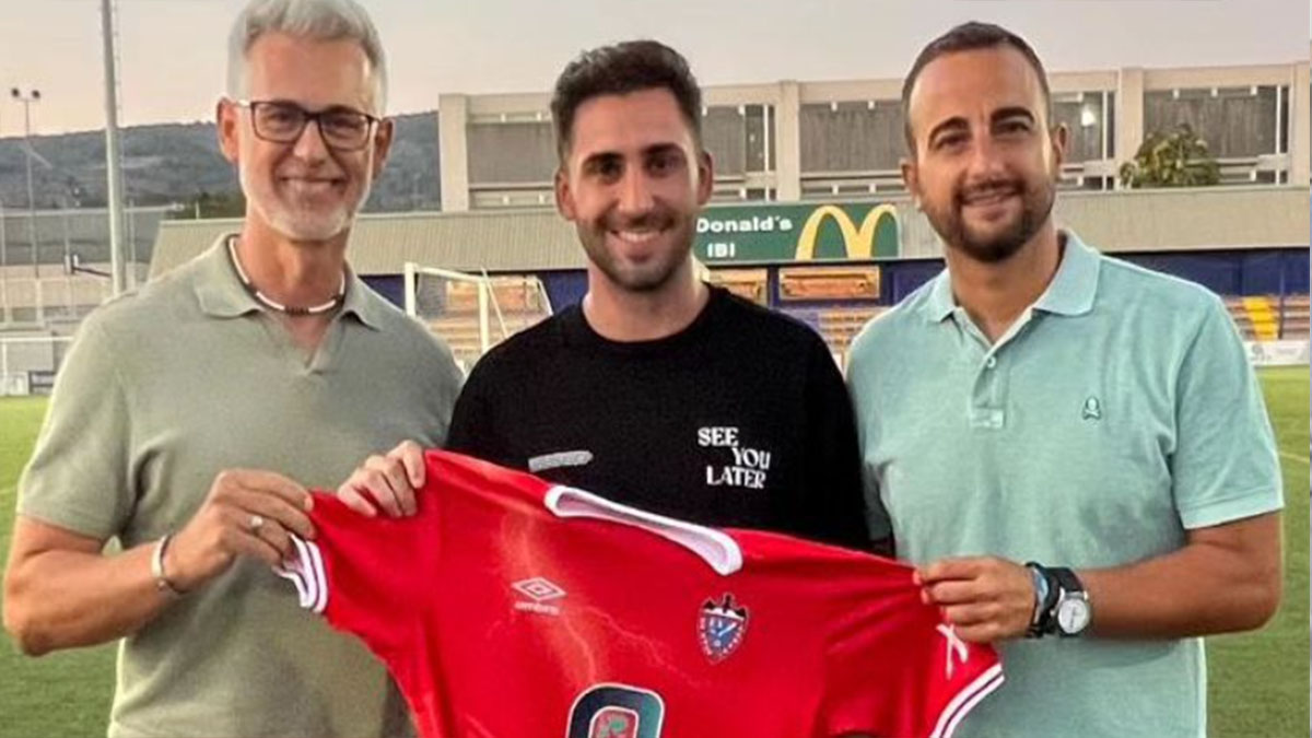 Álex De los Santos seguirá en el Rayo Ibense. Foto: UD Rayo Ibense. 