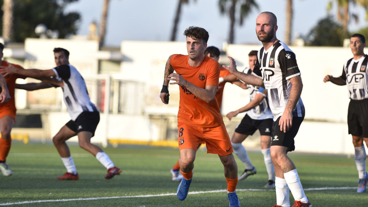 Adri Pérez junto a Carlos Badal en el amistoso Castellonense vs Torrent. Foto: Torrent CF. 