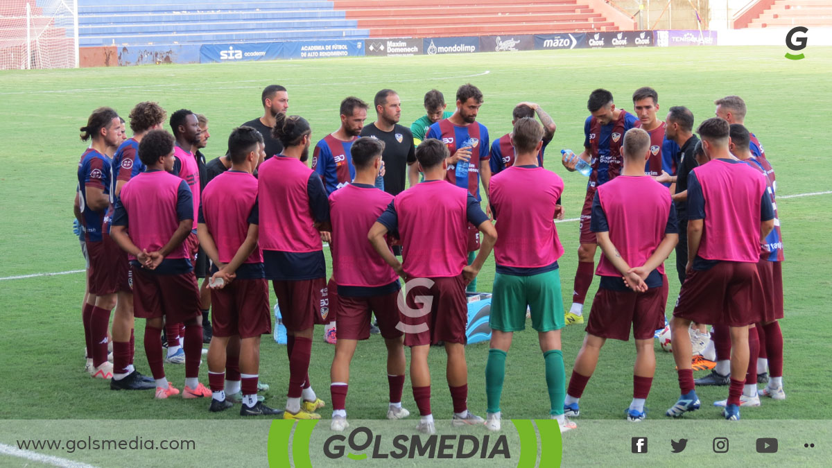 La plantilla de la UD Alzira atendiendo a Adrián Ferrandis. 