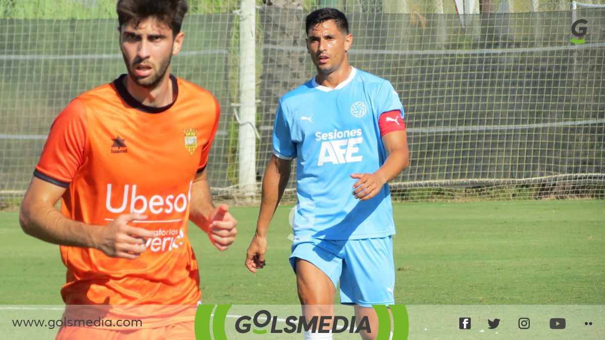 José Luis Valiente, centrocampista valenciano en un partido amistoso de la Selección AFE. 