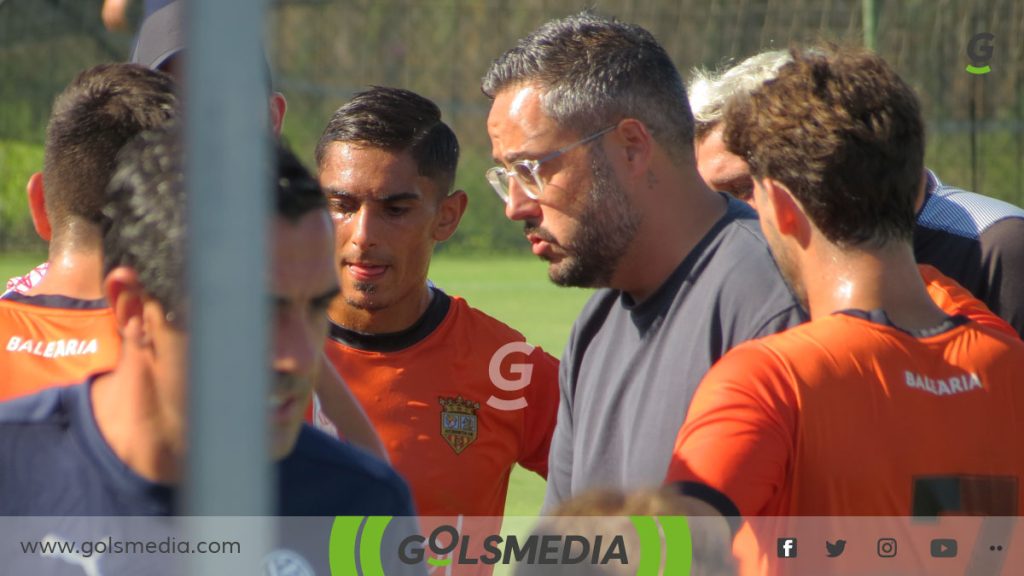 Sergio Campos dando indicaciones a sus jugadores del Atzeneta UE.