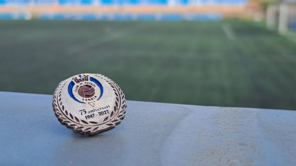 Pin del 75 aniversario del CF Gandia en el Guillermo Olagüe.