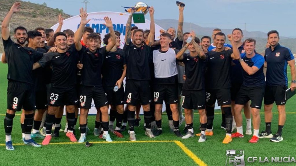 Los jugadores del CF La Nucia celebrando su título de la Copa Federación Territorial. Foto: CF La Nucia.