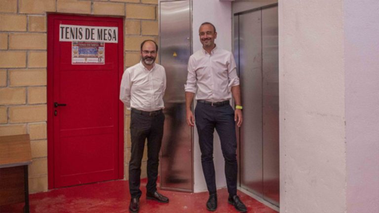 El alcalde, Javier López Estrada, acompañado por el concejal de Obras y primer teniente de alcalde, José Luis Urraca, ha visitado hoy el Pabellón Municipal Vicente Trueba. Foto: RS Gimnástica.