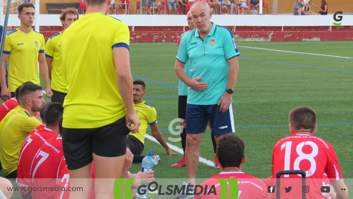 Josip Višnjić dando indicaciones a sus jugadores.