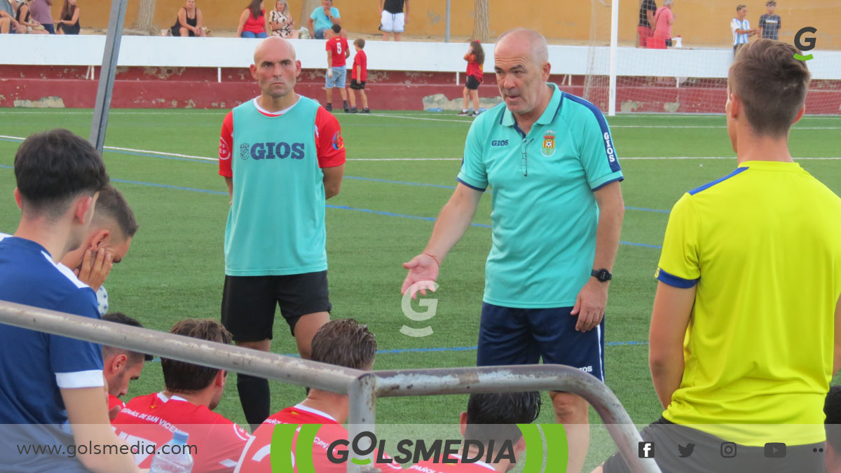 Josip Visnjic dando indicaciones a sus jugadores, a su lado Luis Ortíz. 