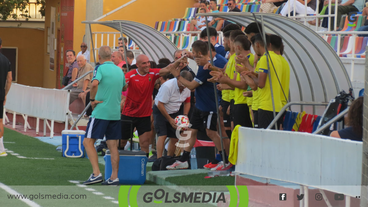 Luis Ortíz saludado por sus compañeros tras jugar sus últimos minutos. 