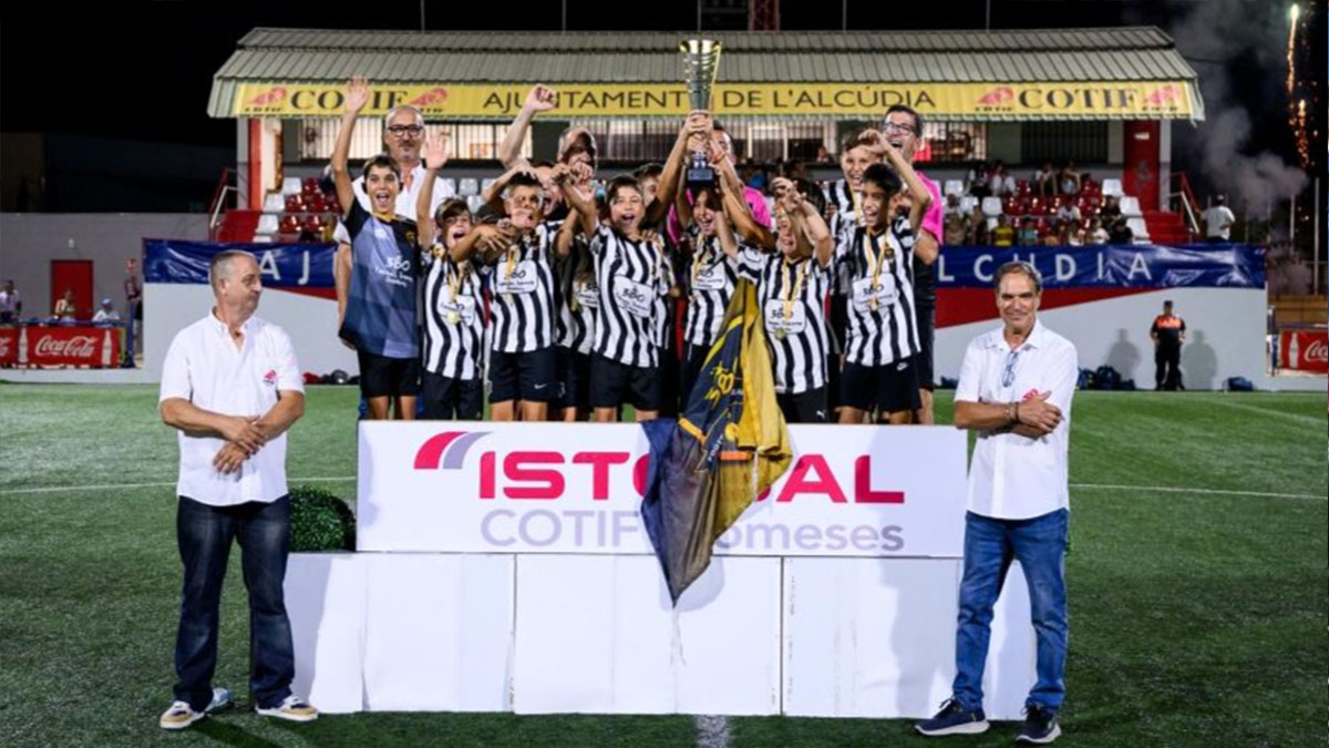 La Ribera Academy Campeón en la categoría Benjamín. Foto: COTIF.