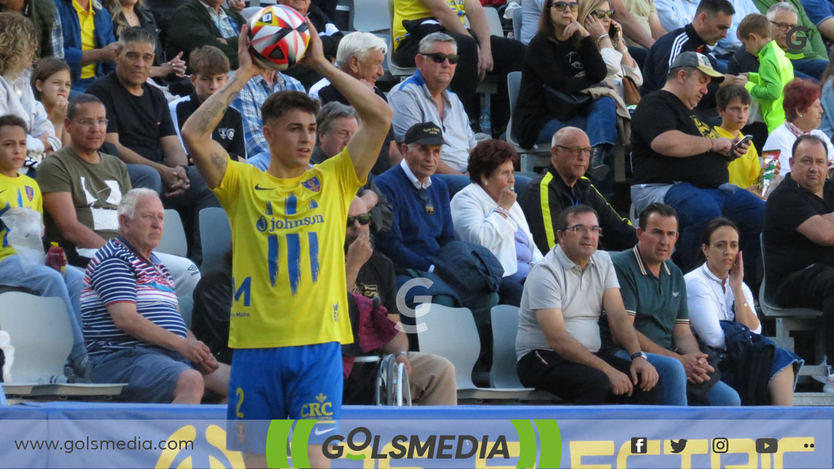 Jaime Escobar, lateral del Orihuela CF en el partido ante el Linense.