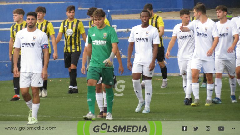 Salen los jugadores para enfrentarse en el amistoso Paiporta CF vs Almenara Atlètic.