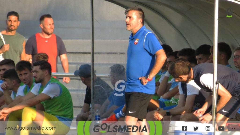 Javi Pons, entrenador del CD Utiel en el primer partido de la pretemporada.