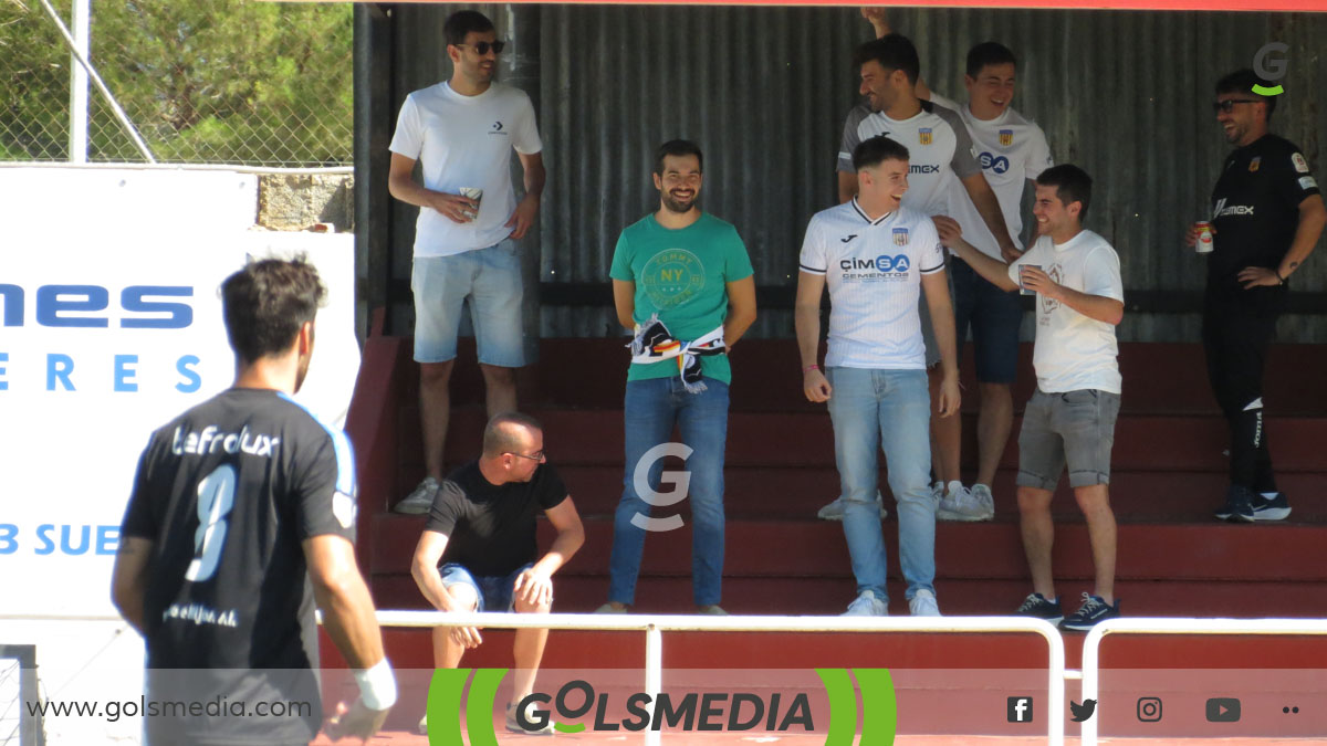 Aficionados del CD Buñol en Sueca.