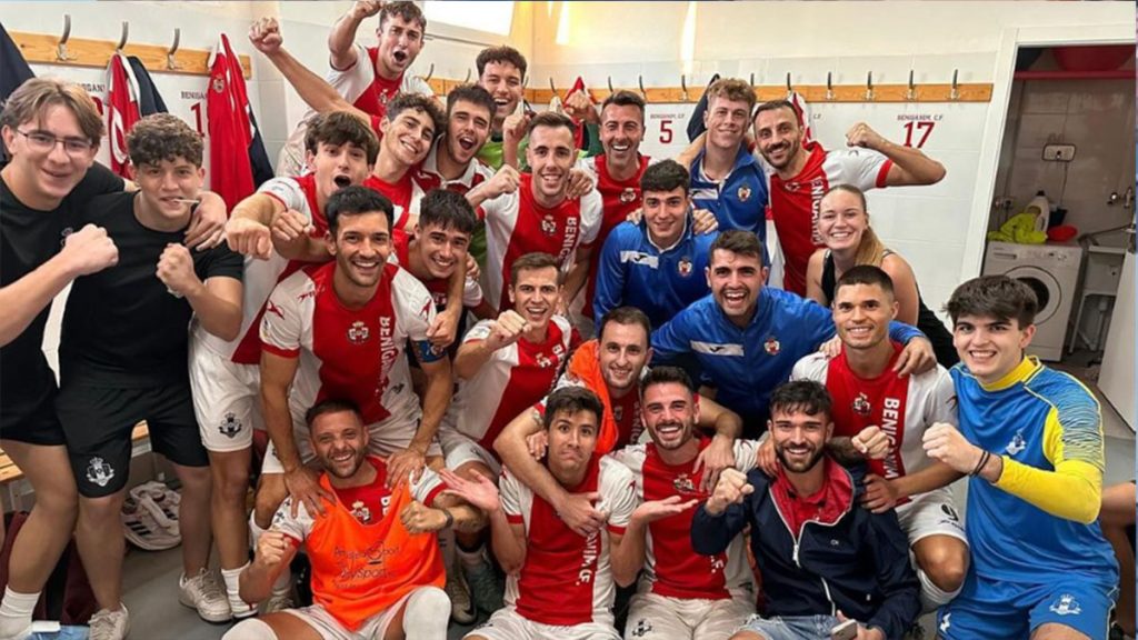 La plantilla del Benigánim CF celebrando su triunfo ante el Paterna. Foto: Benigànim CF.