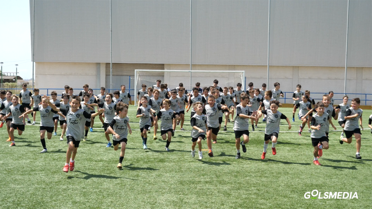 Los niños del campus del Meliana CF e Inter Soccer Meliana Academy.