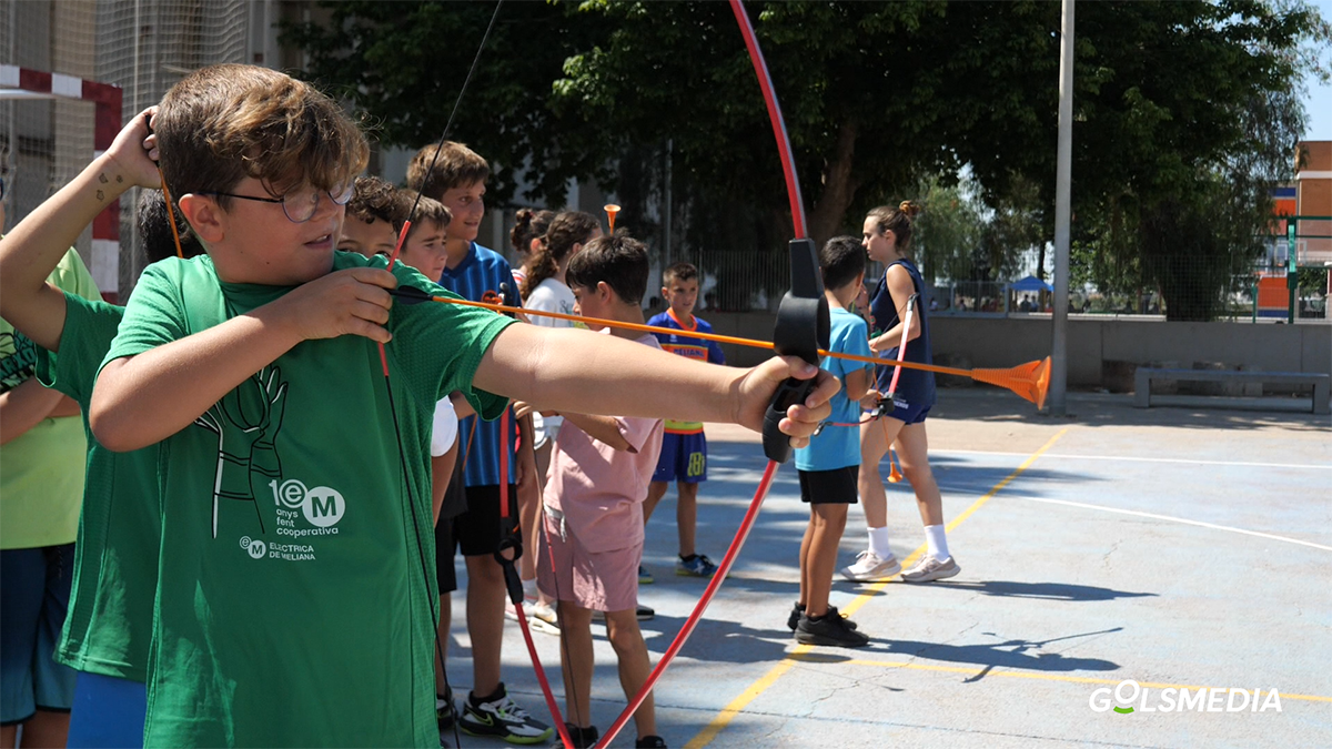 Un niño practicando el tiro con arco en el campus del Club Básquet Meliana. 