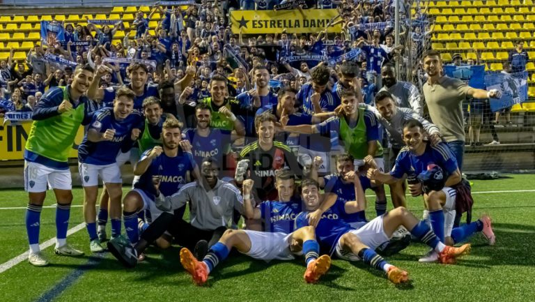 Jugadores y afición del Lleida celebran la victoria contra el Sant Andreu.