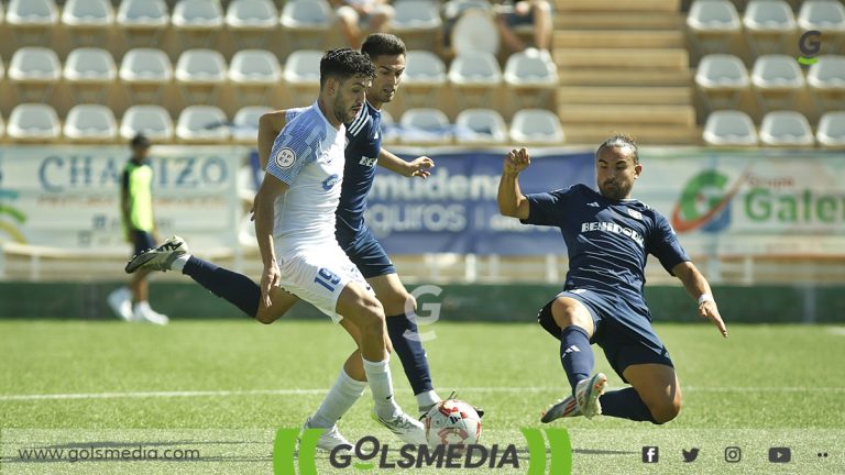 Morón ante varios adversarios del CF Benidorm. Foto: CF Benidorm.