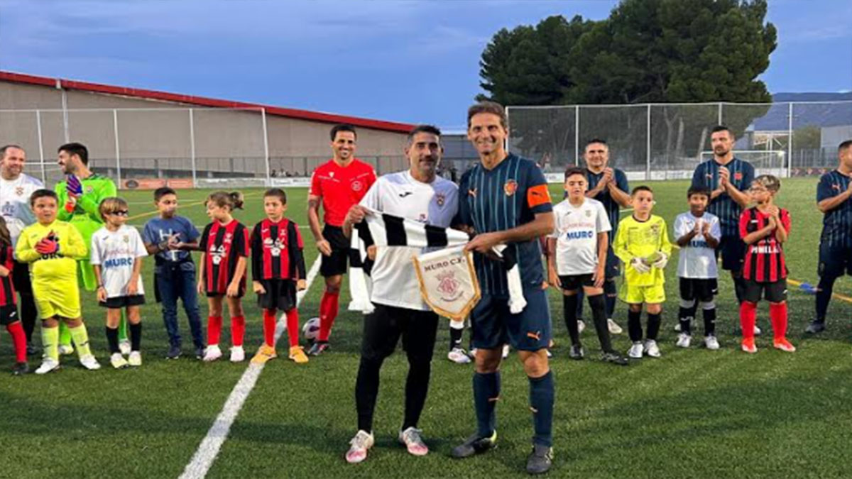 Los capitanes del Muro CF y Valencia CF. Foto: Asoc. Futbolistas del Valencia CF. 