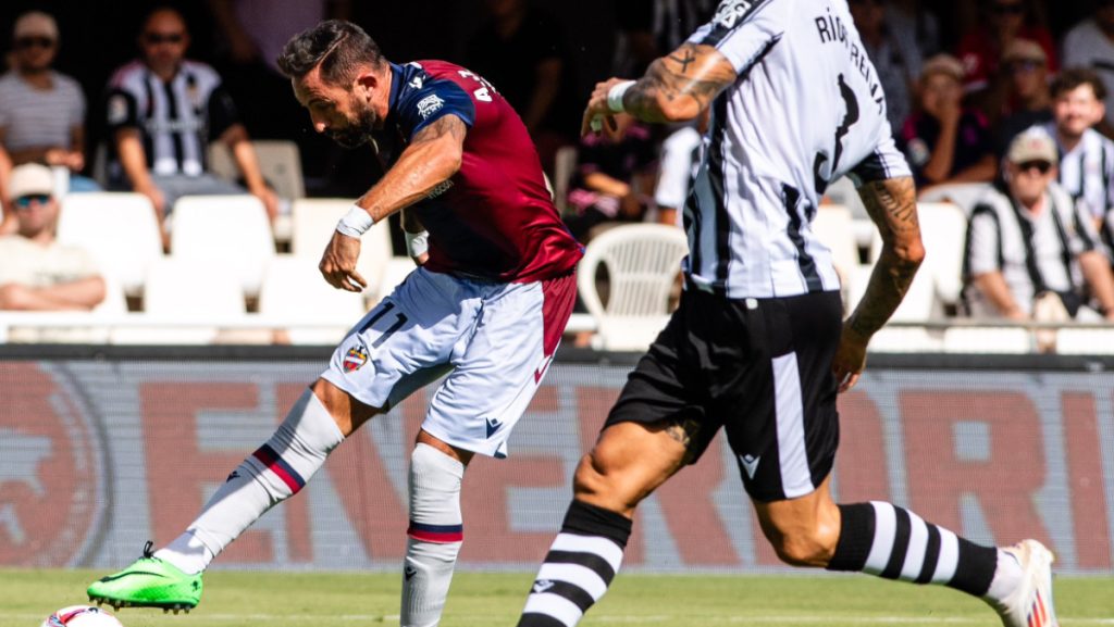 Morales anotando el único gol del partido ante el Cartagena.