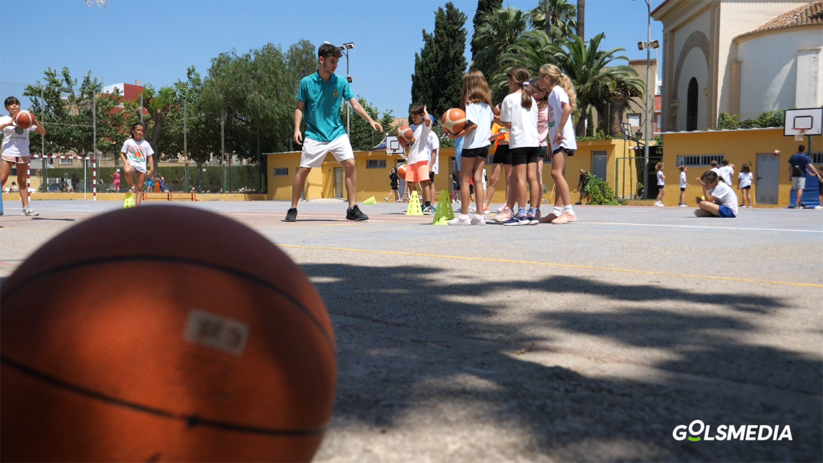 Un entrenamiento del Club Bàsquet Meliana en su campus de verano "Multiesport".