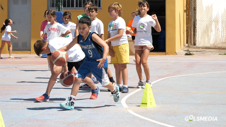 Un niño jugando al baloncesto en el Club Bàsquet Meliana.