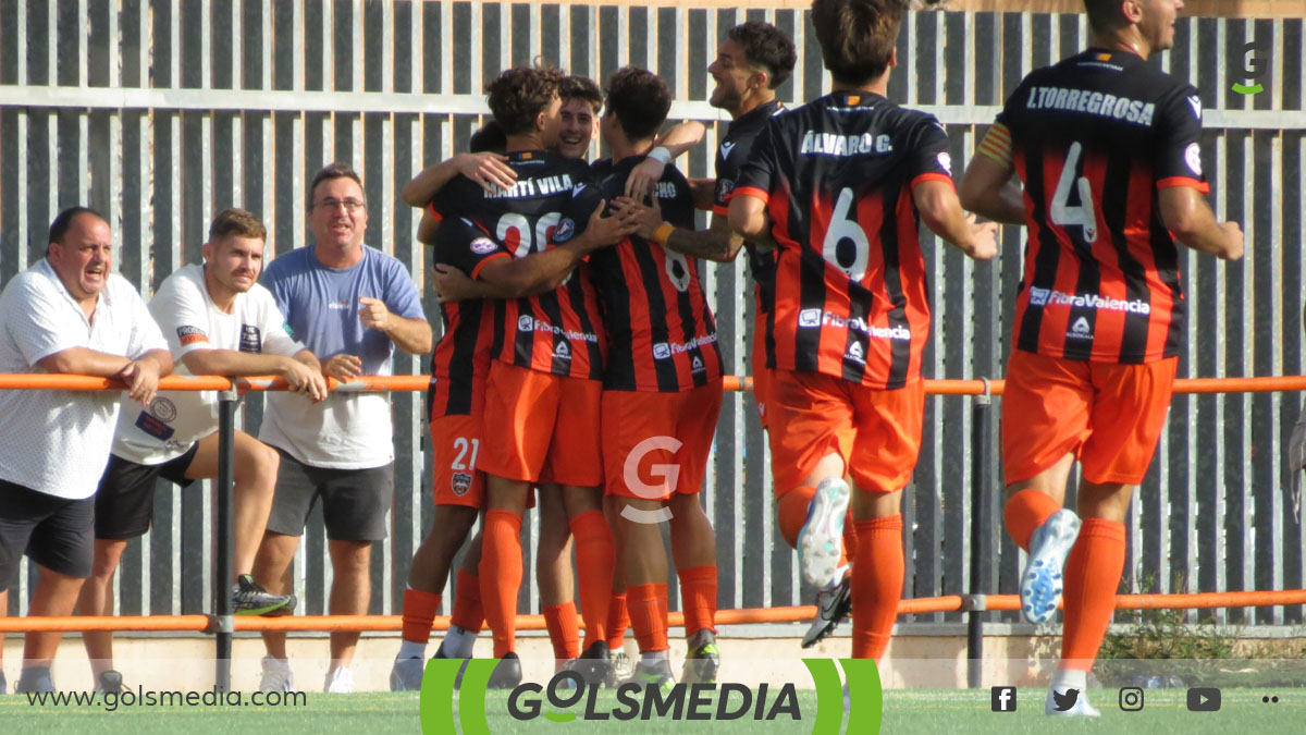 Los jugadores del Patacona CF celebrando su gol. 