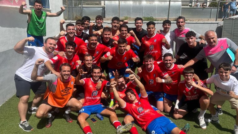 La plantilla del Rayo Ibense celebrando su victoria. Foto: Rayo Ibense.