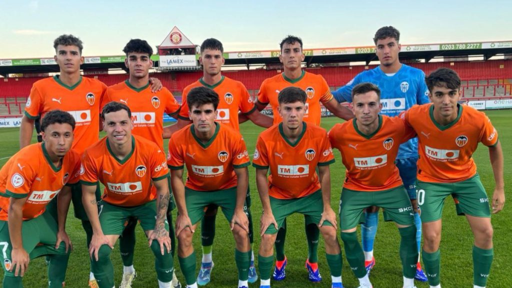 El once del VCF Mestalla en su visita al Tottenham. Foto: Valencia CF.