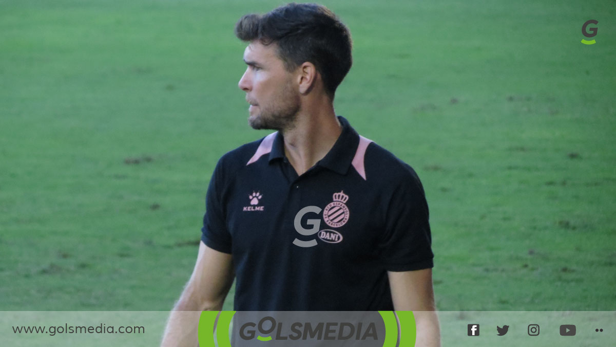 Víctor Cea, en su debut como entrenador del Espanyol B en Alzira. 