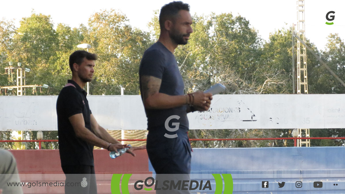 Adrián Ferrandis, detrás Víctor Cea, en el UD Alzira vs RCD Espanyol B.