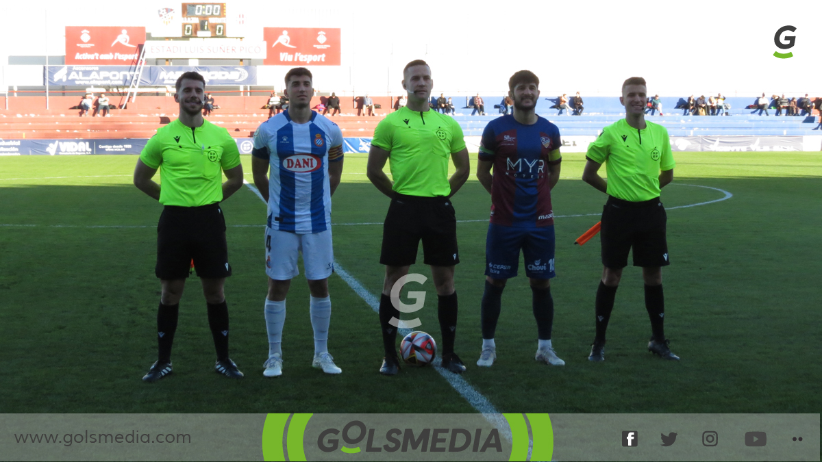 Los capitanes y el trio arbitral del UD Alzira vs RCD Espanyol liga 2023-24. 