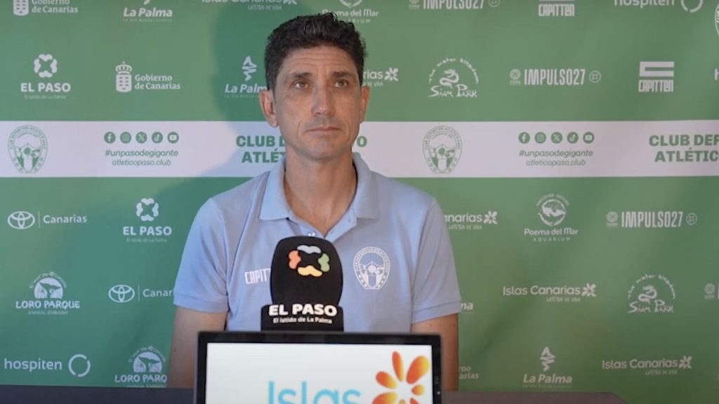 Juanma Pavón, entrenador del CD Atlético Paso en rueda de prensa. Foto: club.