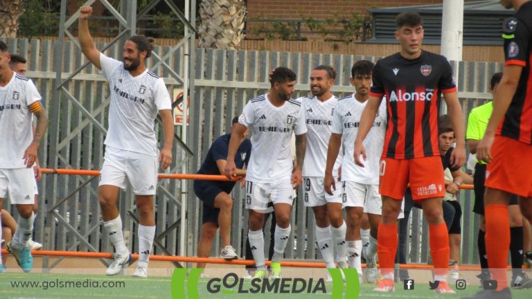 El CF Benidorm celebrando el segundo gol en Patacona.