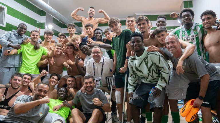 La plantilla del Betis Deportivo festejando su victoria ante el Recre. Foto: Real Betis.