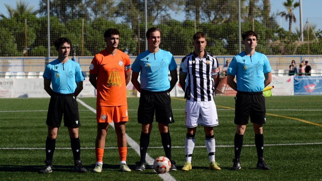 Los capitanes y trio arbitral del CD Castellón B y CD Soneja.