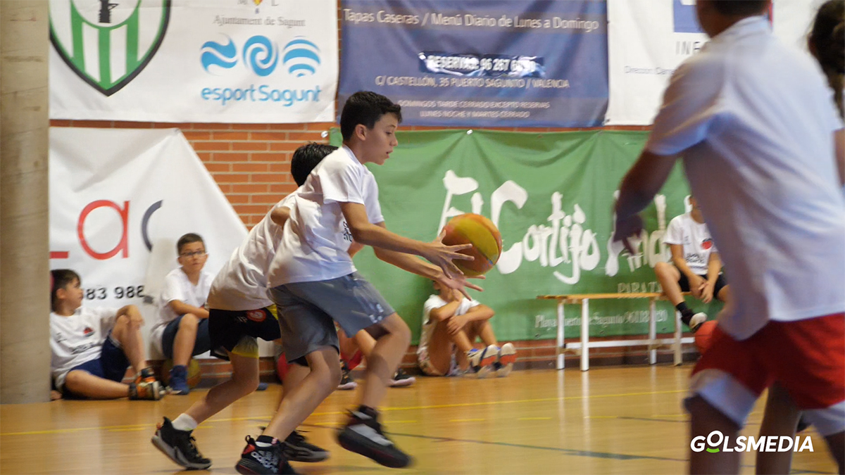 Un niño del campus del CB Puerto de Sagunto. Foto: CB Puerto de Sagunto. 