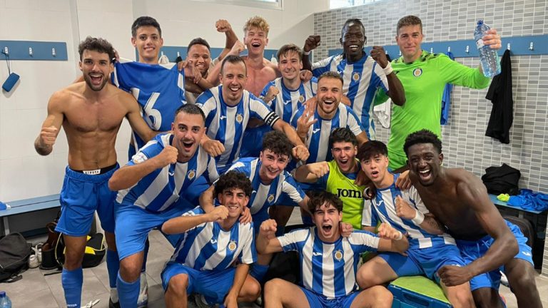 La plantilla del CF Gandía celebrando su primera victoria liguera. Foto: CF Gandía.