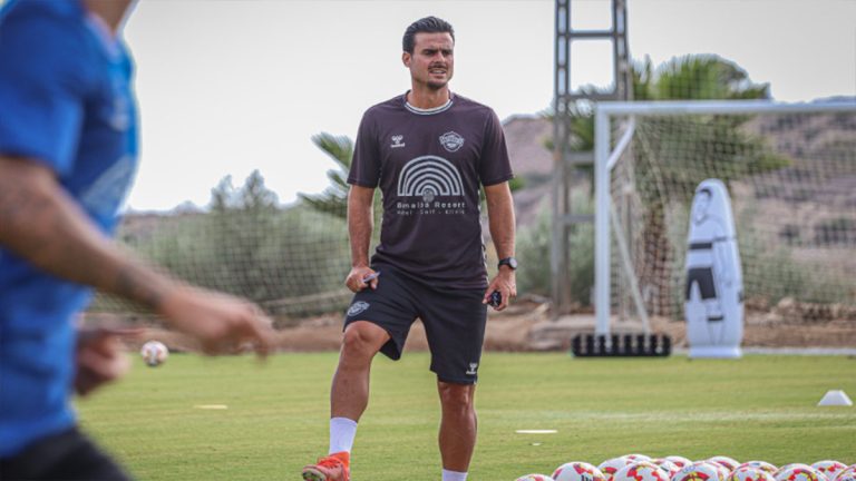 Daniel Fernández, nuevo entrenador del CF Intercity en un entrenamiento. Foto: club.