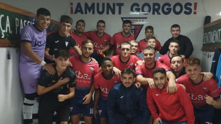 La plantilla del Gorgos celebrando su pase a la ronda 2 de La Nostra Copa. Foto. Gorgos CF.