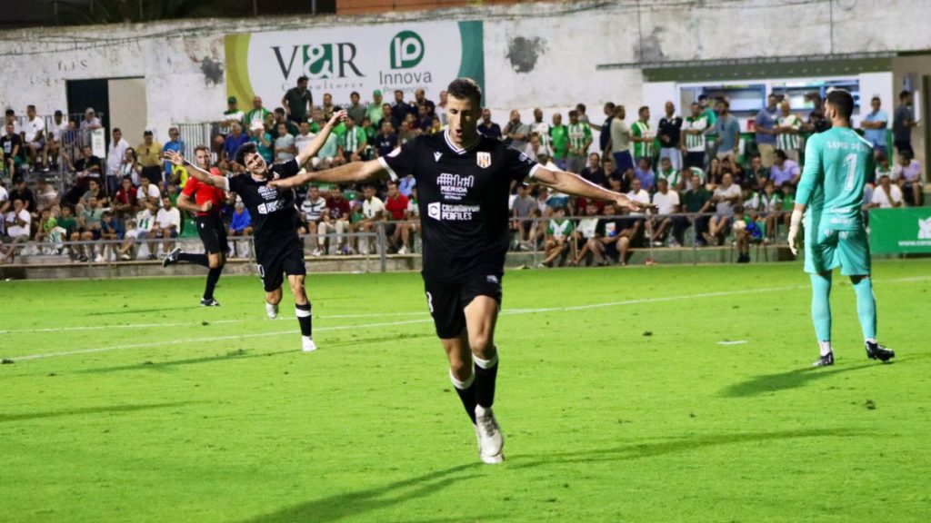 Javi Eslava celebrando uno de sus goles con la AD Mérida. Foto: club.