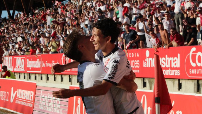 Luis Chacón celebrando su primer gol en la Cultu. Foto: CYD Leonesa.