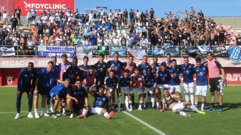 La plantilla del Marbella celebrando con su afición la victoria en Algeciras. Foto: Marbella FC.