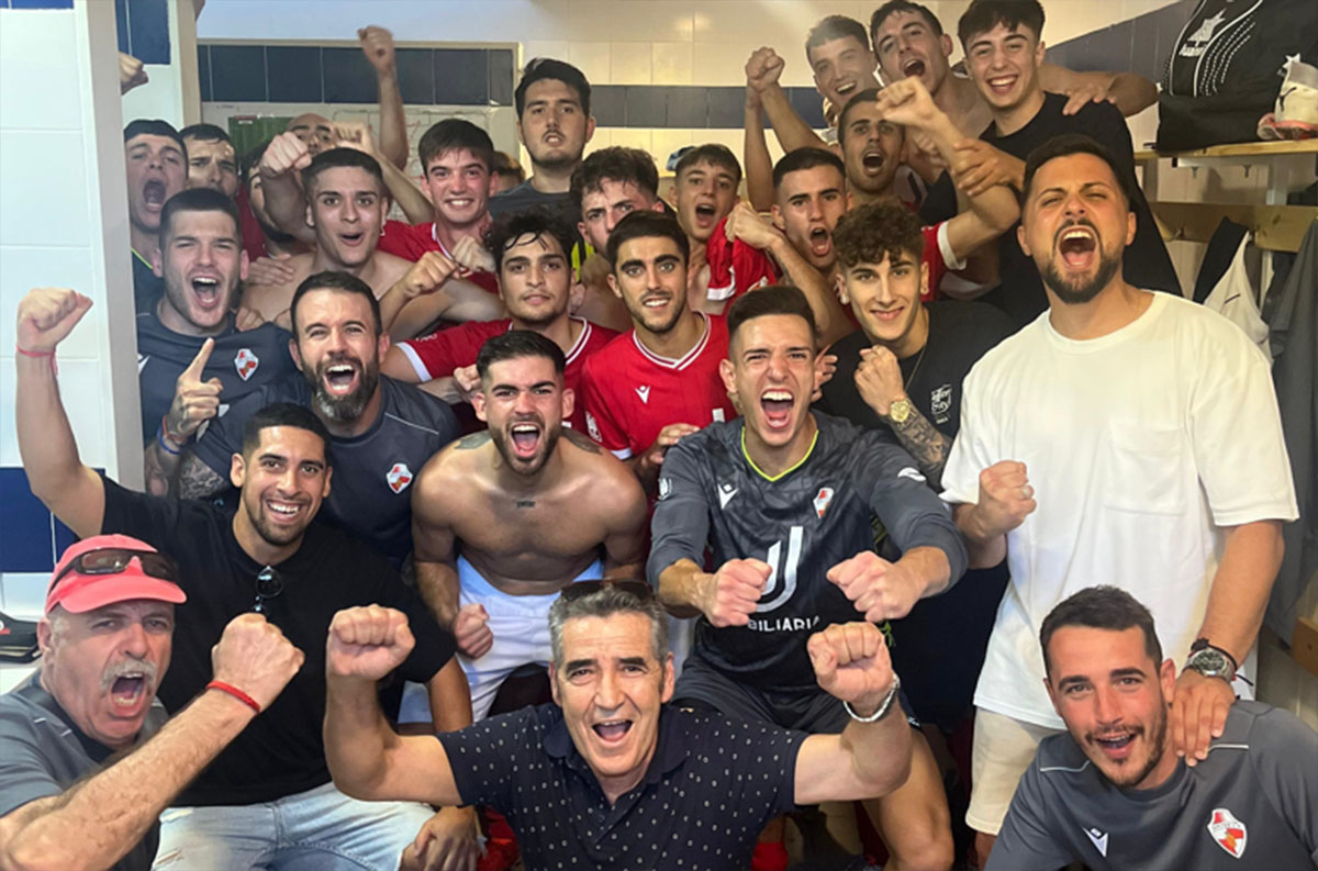 La plantilla del Júpiter Massamagrell celebrando su primera victoria en la Primera FFCV. Foto: club. 